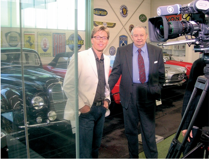 Der Museumsbesitzer Paul Heyd mit Hansi Vogt vom SWR w&auml;hrend einer Fernsehaufzeichnung (2008)